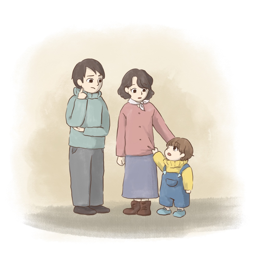 爸爸媽媽站在一起，小孩拉著媽媽的衣角，像是在問一些問題的樣子