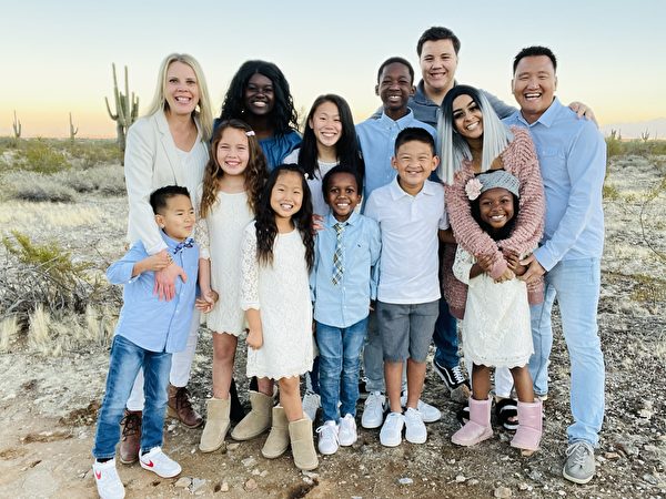 美國亞利桑那州夫婦領養九個孩子的故事